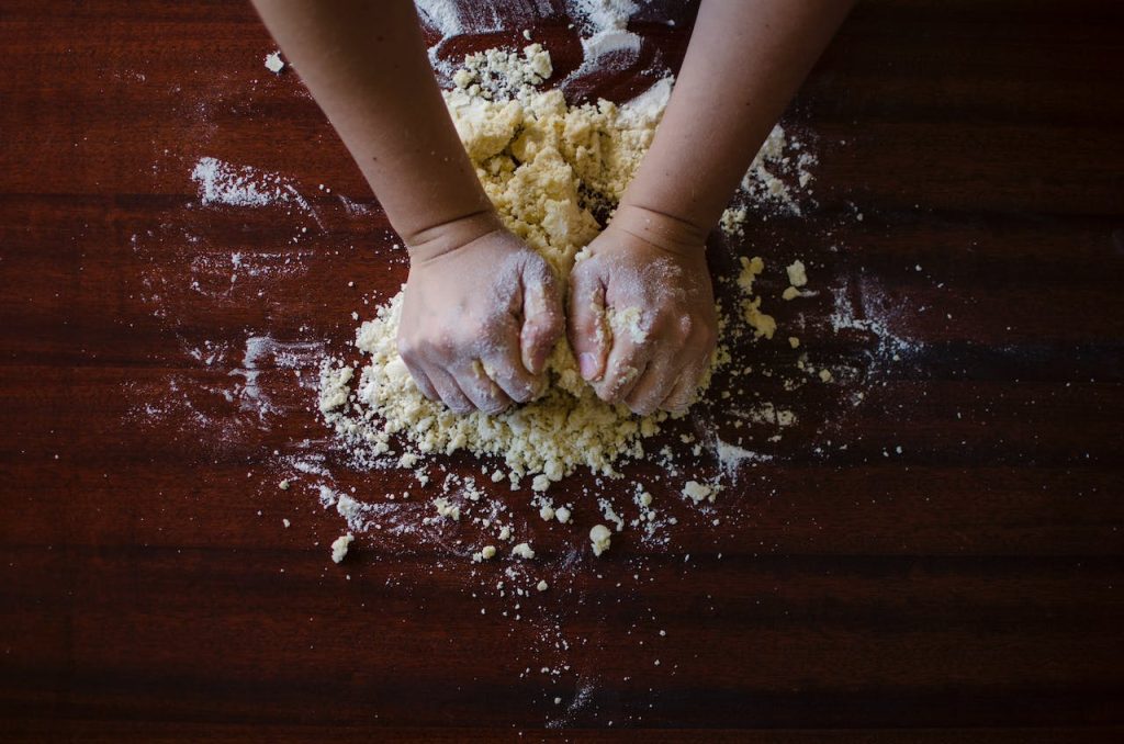 Een meesterschap in de bakkerskeuken met handige baktips