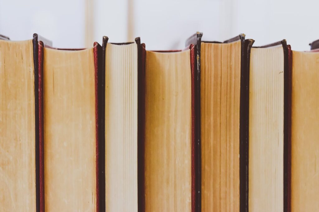 Bij de uitgave van een boek komt veel kijken, waaronder het toekennen van een uniek nummer dat het boek identificeert. Dit nummer is essentieel voor de distributie, verkoop en catalogisering van boeken. Hoe heet het unieke nummer dat elk boek krijgt bij de uitgave? Het unieke nummer dat elk boek krijgt bij de uitgave heet het International Standard Book Number (ISBN). Het ISBN is een wereldwijd erkend identificatienummer dat specifiek is voor een bepaalde editie van een boek. Dit nummer maakt het eenvoudig om boeken te vinden, te bestellen en te verkopen. Wat is een EAN of ISBN? EAN staat voor European Article Number, een streepjescode die wordt gebruikt voor het identificeren van producten in de handel. Voor boeken wordt het EAN-nummer vaak gecombineerd met het ISBN. Het ISBN is specifiek voor boeken en bestaat uit 13 cijfers sinds 2007, waarbij het 10-cijferige ISBN werd uitgebreid om te voldoen aan de EAN-13 standaard. Het ISBN bevat informatie over de uitgever, het land van uitgave, en een uniek identificatienummer voor het specifieke boek. Heeft elk boek een ander ISBN-nummer? Ja, elk boek heeft een ander ISBN-nummer. Dit geldt voor elke unieke titel, editie of variant van een boek. Zelfs als een boek in verschillende formaten (hardcover, paperback, e-boek) wordt uitgegeven, krijgt elke versie een eigen ISBN-nummer. Dit zorgt ervoor dat elk boek gemakkelijk geïdentificeerd en onderscheiden kan worden van andere boeken. Hoe krijg je een ISBN-nummer? Om een ISBN-nummer te krijgen, moet een uitgever of auteur contact opnemen met het officiële ISBN-agentschap in hun land. In Nederland is dit het Bureau ISBN. Je moet een aanvraag indienen en meestal een kleine vergoeding betalen. Nadat de aanvraag is goedgekeurd, wordt een uniek ISBN-nummer toegewezen dat kan worden gebruikt voor de betreffende uitgave van het boek. Welk boek heeft als ISBN 9789401401661? Het boek met het ISBN-nummer 9789401401661 is "Het Diner" van Herman Koch. Dit boek is een bekende Nederlandse roman die wereldwijd succes heeft gekend en in meerdere talen is vertaald. Het ISBN-nummer helpt om deze specifieke editie van het boek te identificeren. Wat doet het Centraal Boekhuis? Het Centraal Boekhuis (CB) is een belangrijke logistieke dienstverlener voor de Nederlandse boekenbranche. Het CB verzorgt de distributie van boeken naar boekhandels en andere verkooppunten, zowel fysiek als digitaal. Daarnaast biedt het CB diensten zoals voorraadbeheer, orderverwerking, en facturatie. Het CB speelt een cruciale rol in het efficiënt en effectief beschikbaar maken van boeken voor de consument. Met deze informatie heb je een goed begrip van het belang en de werking van het ISBN-nummer, hoe je er een kunt verkrijgen, en de rol van het Centraal Boekhuis in de boekenbranche. Het ISBN-systeem zorgt voor een gestroomlijnde en georganiseerde boekenmarkt, wat zowel uitgevers als lezers ten goede komt.