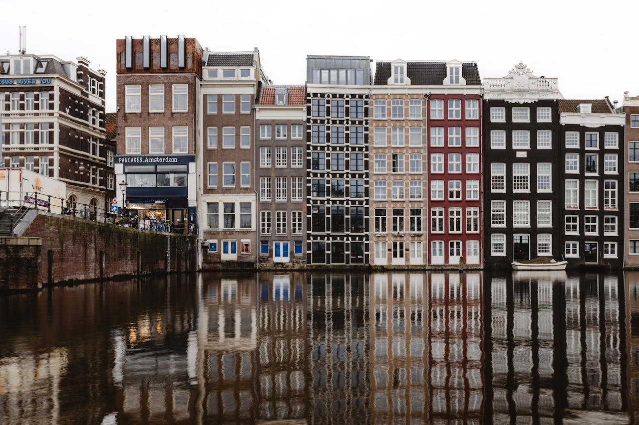 Hoe heet de binnenste gracht van de Amsterdamse grachtengordel?